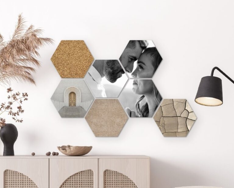 Titelbild zu „Fotos im Wohnzimmer spiegeln“